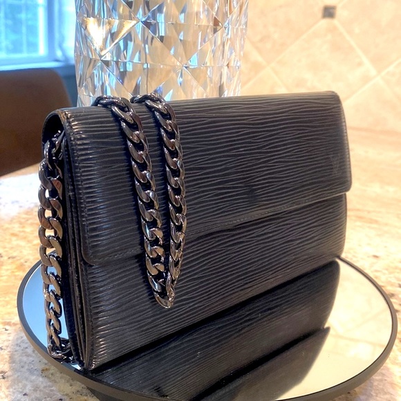 Louis Vuitton Black EPI Leather Sarah Wallet -Authenticated - Picture 6 of 16